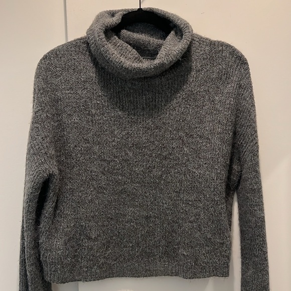Wild Fable Grey Turtleneck Sweater • Small - Picture 2 of 3